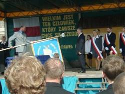 Przekazanie dyrektorowi nowego sztandaru szkoły.