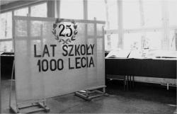 04.06.1988r. - 25 lat szkoły 1000-lecia - wystawa dorobku towarzysząca uroczystości wręczenia Sztandaru. 
