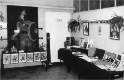 04.06.1988r. - 25 lat szkoły 1000-lecia - wystawa dorobku towarzysząca uroczystości wręczenia Sztandaru.