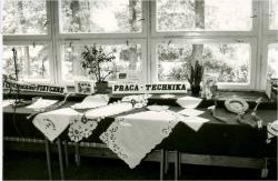 04.06.1988r. - 25 lat szkoły 1000-lecia - wystawa dorobku towarzysząca uroczystości wręczenia Sztandaru.