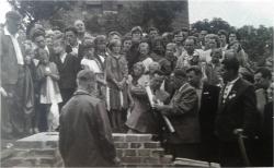15.02.1959r. - zebranie gromadzkie, na którym podjęto uchwałę o budowie Szkoły Pomnika Tysiąclecia i powołano Komitet Budowy Szkoły w Tarnowie Podgórnym.