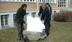 03.04.2006r. - odsłonięcie tablicy pamiątkowej na kamieniu przy dębie czerwonym, posadzonym w rocznicę urodzin Patrona.
