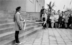28.10.1962r. - uroczyste oddanie budynku szkoły – Pomnika 1000-lecia Państwa Polskiego. Szkoła otrzymała imię Janka Krasickiego. Posiadała 11 sal lekcyjnych, pracownie, salę gimnastyczną, stołówkę i pomieszczenia na cele kulturalne. Naukę rozpoczęło 398 uczniów. Kierownikiem szkoły był Stefan Ciechalski.