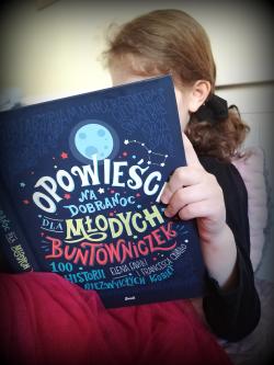 Dzień Bibliotekarza i Bibliotek - uczniowie SP1 w towarzystwie książek, które obecnie czytają.