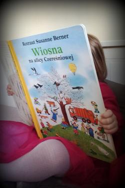 Dzień Bibliotekarza i Bibliotek - uczniowie SP1 w towarzystwie książek, które obecnie czytają.