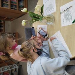 Tydzień Książek Zakazanych w naszej bibliotece – uczniowie podczas zajęć.
