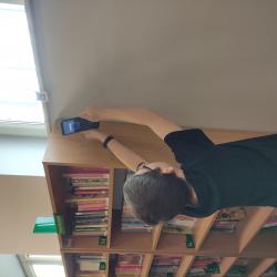 Tydzień Książek Zakazanych w naszej bibliotece – uczniowie podczas zajęć.