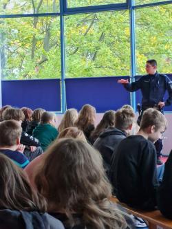 Pogadanka z policjantem - klasy 4-8 podczas zajęć tematycznych.