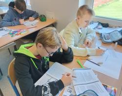 Powstańcy’44 – pamiętamy. Uczniowie SP1 podczas zajęć tematycznych.