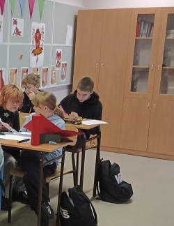 Powstańcy’44 – pamiętamy. Uczniowie SP1 podczas zajęć tematycznych.