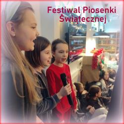 Festiwal Piosenki Świątecznej w bibliotece szkolnej - występy uczestników.