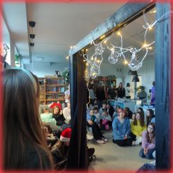 Festiwal Piosenki Świątecznej w bibliotece szkolnej - występy uczestników.