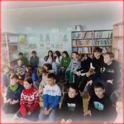 Festiwal Piosenki Świątecznej w bibliotece szkolnej - występy uczestników.