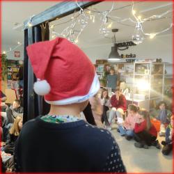 Festiwal Piosenki Świątecznej w bibliotece szkolnej - występy uczestników.