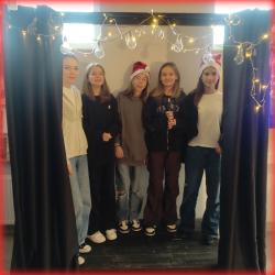 Festiwal Piosenki Świątecznej w bibliotece szkolnej - występy uczestników.