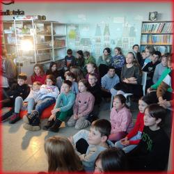 Festiwal Piosenki Świątecznej w bibliotece szkolnej - publiczność.