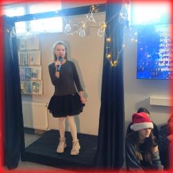 Festiwal Piosenki Świątecznej w bibliotece szkolnej - występy uczestników.