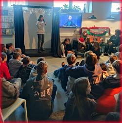 Festiwal Piosenki Świątecznej w bibliotece szkolnej - występy uczestników.