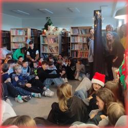 Festiwal Piosenki Świątecznej w bibliotece szkolnej - występy uczestników.