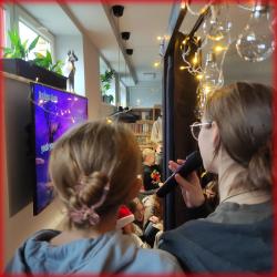 Festiwal Piosenki Świątecznej w bibliotece szkolnej - występy uczestników.