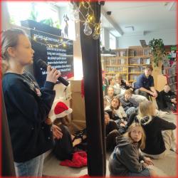 Festiwal Piosenki Świątecznej w bibliotece szkolnej - występy uczestników.