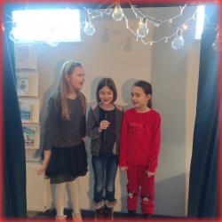 Festiwal Piosenki Świątecznej w bibliotece szkolnej - występy uczestników.