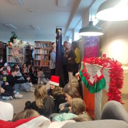 Festiwal Piosenki Świątecznej w bibliotece szkolnej - występy uczestników.
