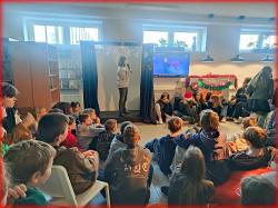 Festiwal Piosenki Świątecznej w bibliotece szkolnej - występy uczestników.