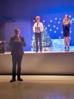 Koncert Noworoczny 2024 - uczniowie SP1 podczas występów na scenie.