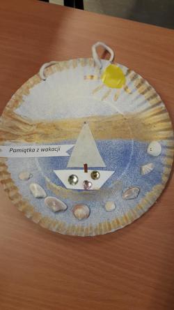 Prace plastyczne uczniów - pamiątka z wakacji.
