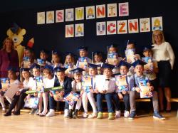 Pasowanie Pierwszoklasistów - zdjęcie grupowe.