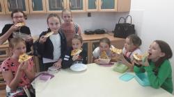 Uczniowie przygotowujący pizzę w ramach zajęć koła Akademia Młodego Kucharza