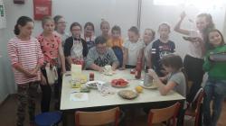Uczniowie przygotowujący pizzę w ramach zajęć koła Akademia Młodego Kucharza