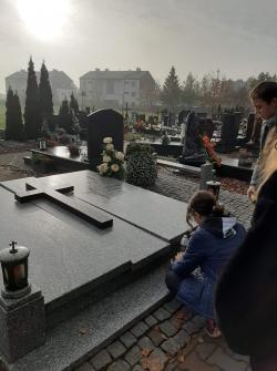 Uczniowie biorący udział w akcji Szkoła Pamięta.