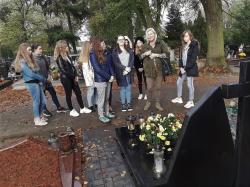 Uczniowie biorący udział w akcji Szkoła Pamięta.