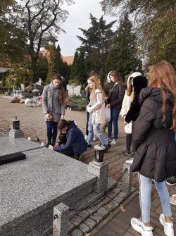 Uczniowie biorący udział w akcji Szkoła Pamięta.
