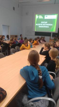 Uniwersytet Młodego Przyrodnika - uczniowie w trakcie zajęć