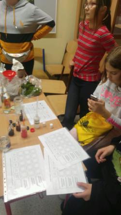 Uczniowie SP1 biorący udział w zajęciach podczas Nocy Naukowców.
