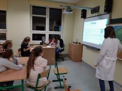 Uczniowie SP1 biorący udział w zajęciach podczas Nocy Naukowców.
