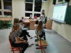 Uczniowie SP1 biorący udział w zajęciach podczas Nocy Naukowców.