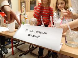 Uczniowie SP1 biorący udział w zajęciach podczas Nocy Naukowców.