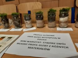 Uczniowie SP1 biorący udział w zajęciach podczas Nocy Naukowców.