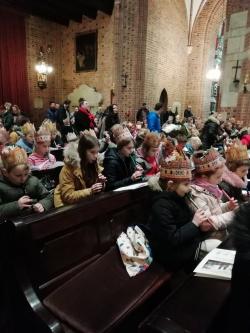 Uczniowie SP1 podczas XXIV kolędowania flażolecistów w Bazylice w Poznaniu.