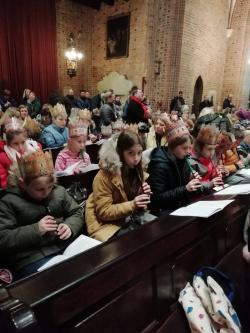 Uczniowie SP1 podczas XXIV kolędowania flażolecistów w Bazylice w Poznaniu.