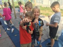 Akcja sprzątanie świata - uczniowie SP1 sprzątają teren wokół szkoły oraz park.