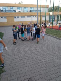 Akcja sprzątanie świata - uczniowie SP1 sprzątają teren wokół szkoły oraz park.