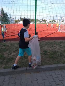 Akcja sprzątanie świata - uczniowie SP1 sprzątają teren wokół szkoły oraz park.