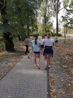 Akcja sprzątanie świata - uczniowie SP1 sprzątają teren wokół szkoły oraz park.