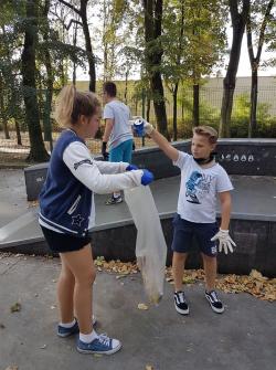 Akcja sprzątanie świata - uczniowie SP1 sprzątają teren wokół szkoły oraz park.
