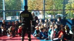 Spotkanie Policji, Straży Pożarnej oraz przedstawiciela Starostwa Powiatowego z uczniami klas pierwszych o bezpieczeństwie.